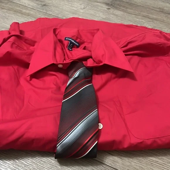 Croft & Barrow Medium 15 1/2 - 16 32/33 red dress shirt and tie - Picture 4 of 4